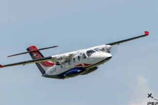 PL: Evektor EV-55 Outback w locie podczas pokazu w Mladá Boleslav. | EN: Evektor EV-55 Outback aircraft in flight during the airshow in Mladá Boleslav.