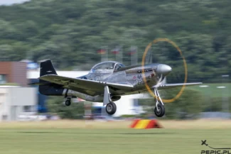 PL: P-51 Mustrang w locie podczas pokazu w Mladá Boleslav. | EN: P-51 Mustrang fighter aircraft in flight during the airshow in Mladá Boleslav.