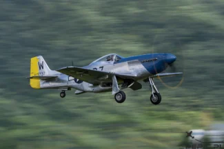 PL: P-51 Mustrang w locie podczas pokazu w Mladá Boleslav. | EN: P-51 Mustrang fighter aircraft in flight during the airshow in Mladá Boleslav.