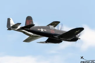 PL: Mustang i Corsair w locie podczas pokazu w Mladá Boleslav. | EN: P-51D Mustang and Corsair fighter aircraft in flight during the airshow in Mladá Boleslav.