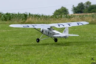 Model PZL Ł2 podczas pokazów w locie na zlocie Warbirds Bobrowniki 2026