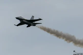 Model F-16 podczas pokazów w locie na zlocie Warbirds Bobrowniki 2026