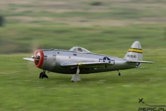 Model thunderbolt podczas pokazów w locie na zlocie Warbirds Bobrowniki 2026